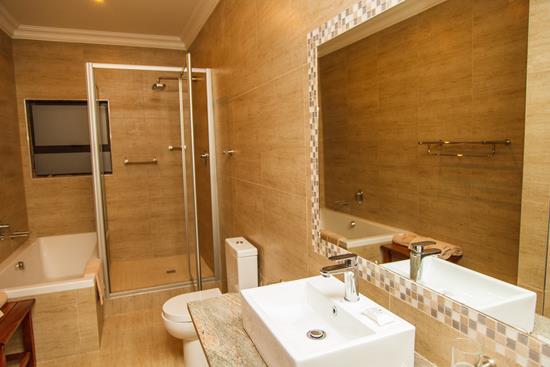 Blyde Canyon, A Forever Resort: 12-Sleeper Guesthouse. 6 Bedrooms (5 queen beds & 1 bunk bed) 