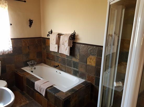 Blyde Canyon, A Forever Resort: 4-Sleeper Chalet. 2 bedrooms (4 single beds) 