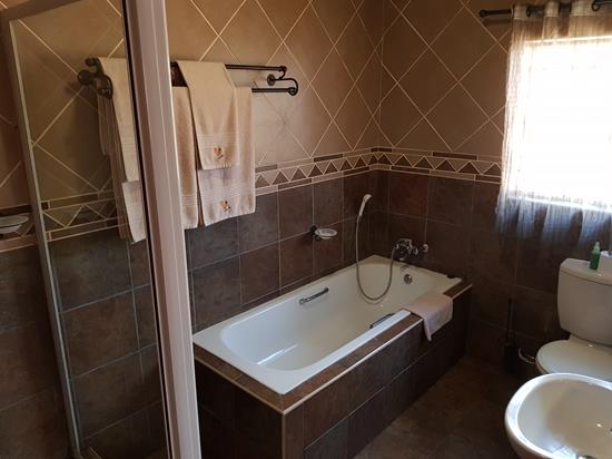 Blyde Canyon, A Forever Resort: 4-Sleeper Chalet. 2 bedrooms (1 double bed & 2 single beds)